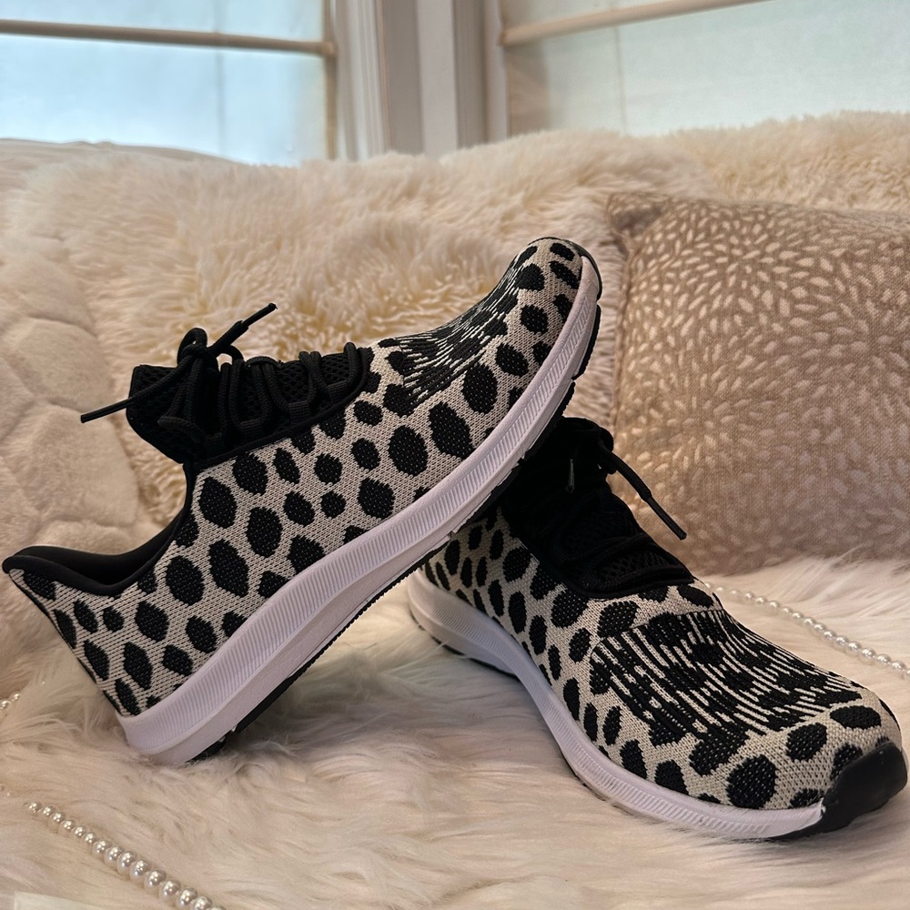 Stylish Black and White Women's Sneakers
